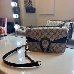 "Gucci" väska - Helt ny oanvänd som jag fått i present och ej använder. Storlek: 20x15