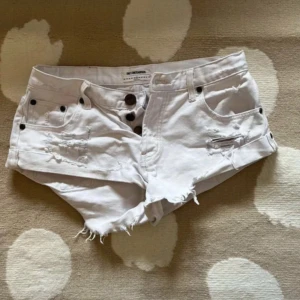 Lågmidjade jeans shorts  - Säljer mina vita lågmidjade one teaspoon jeans shorts då de tyvärr inte passar mig. Storlek 27. 💝💝