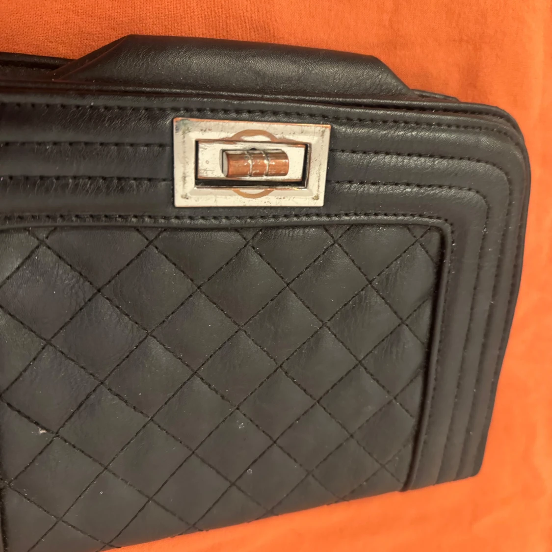 Svart quiltad axelväska i skinn - 1