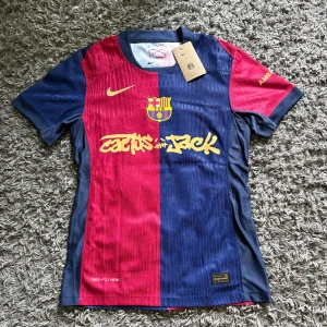  Barcelona x Travis Scott Cactus Jack Lamine Yamal tröja - Exklusiv FC Barcelona x Cactus Jack matchtröja med Lamine Yamal 19-tryck.  Helt ny, aldrig använt. Storlek S. Player version
