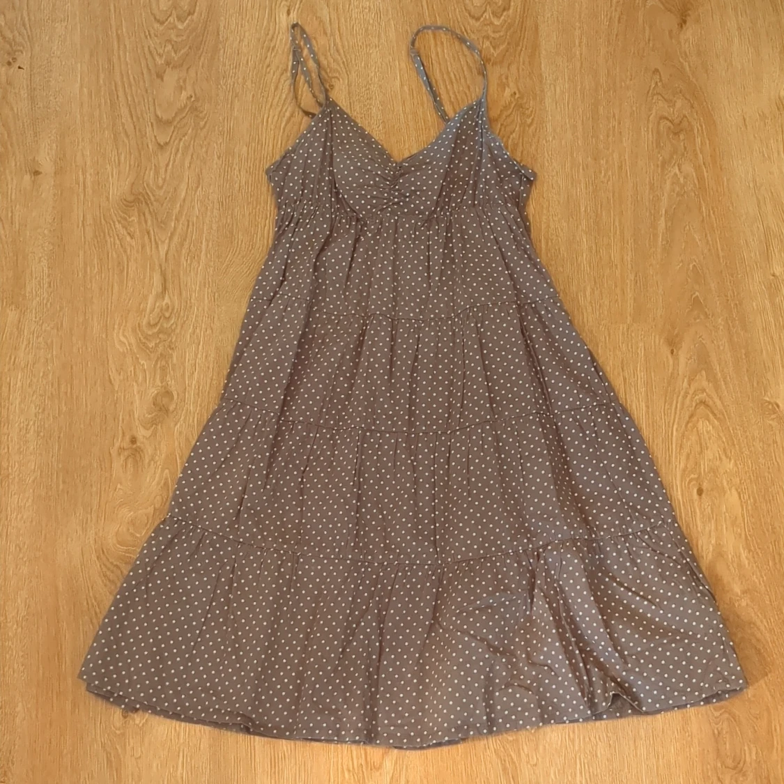 Brunprickig sommarklänning från H&M stl. 36