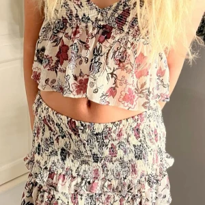 Blommig linnetopp och kjolar  - Jätte fint set med kjol och topp, nästan aldrig använd, Kjolen är L men passar mig som brukar ha xs/s, toppen är M men passa också mig,