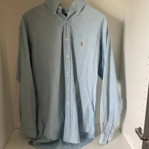 Ralph Lauren skjorta - Tja! Säljer dena feta Ralph Lauren skjorta för endast 499kr! Den är i storlek M men kan även Passa  L. Den är i fint skick och jag kan gå ner i pris!