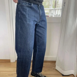 Blå loose fit jeans från Vailent - Säljer ett par mörkblå jeans från Vailent i loose fit-modell. Byxorna har klassisk femficksdesign, raka ben och hög midja. Tillverkade i robust denim som ger en cool och avslappnad look. Perfekta för dig som gillar en baggy och bekväm stil. Skriv vid intresse ❤️