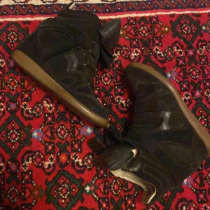 Isabel Marant svarta wedge sneakers - As snygga isabel marants! Storlek 38, använda. En liten skråma på sista bilden som ni kan se. Annars mycket bra skick 🎀