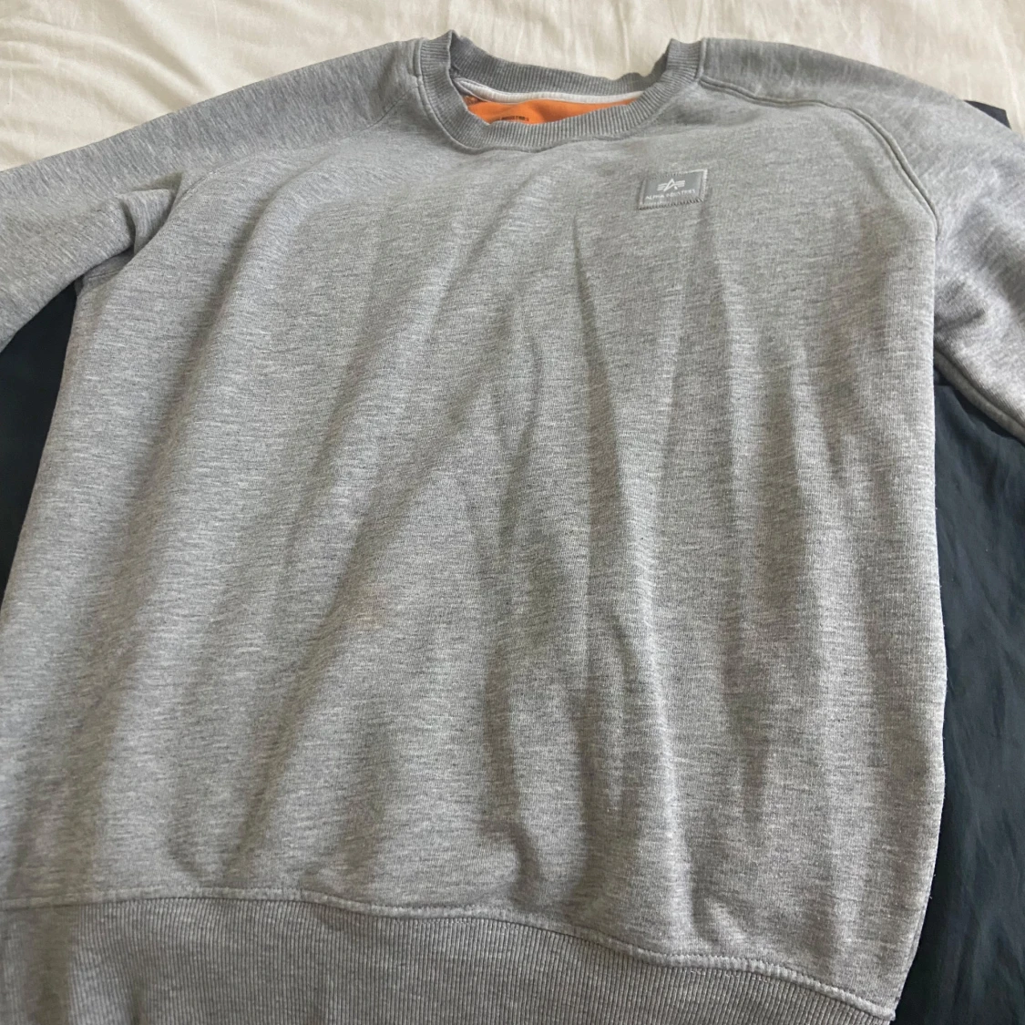 Grå sweatshirt från Alpha Industries - 3