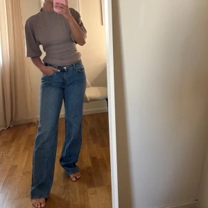 Blå wide jeans Perfect Jeans - Säljer ett par klassiska blå jeans från Gina tricot i modell med raka, vida ben och hög midja. Jeansen har fem fickor, bälteshällor och stängs med knapp och dragkedja. Perfekt basic i garderoben och passar till allt. Aldrig använda