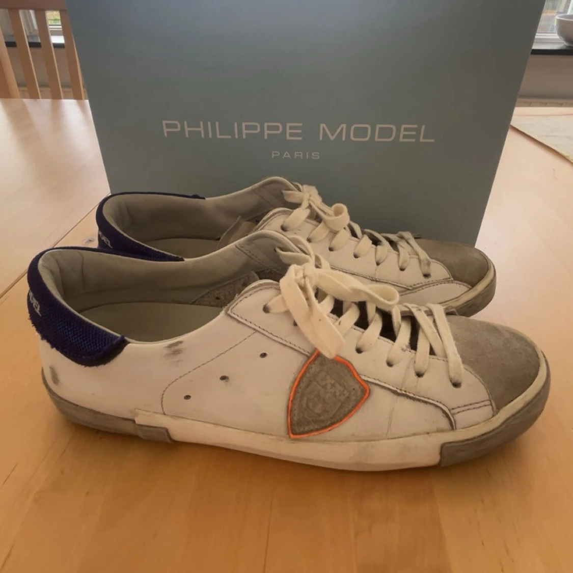 Philippe Model vita sneakers med blå detalj - 1