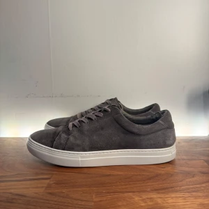 Gråa Vagabond skor - Säljer ett par snygga och stilrena gråa mocha vagabond skor i bra skick. Passar perfekt nu till sommaren