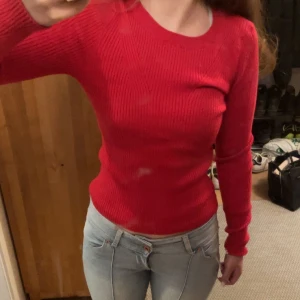 Röd ribbad stickad tröja - Säljer en snygg röd stickad tröja från Kappahl storlek xs, endast använda några få gånger💕