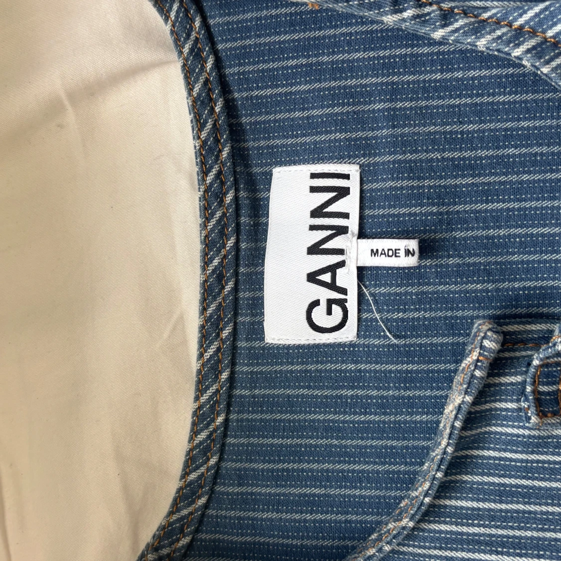 Randig peplumblus med knyt från Ganni - 3