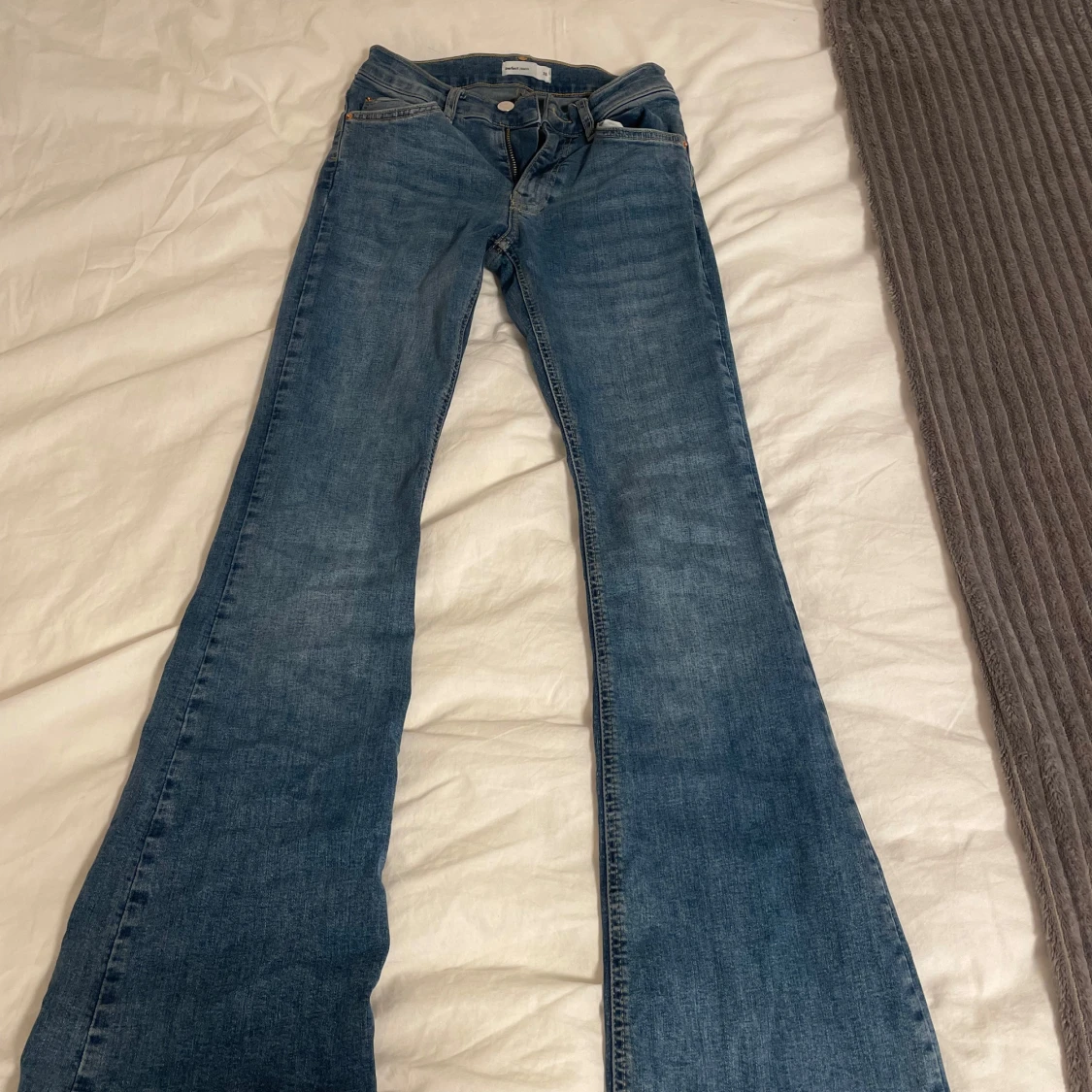 Blå bootcut jeans från Ginatricot