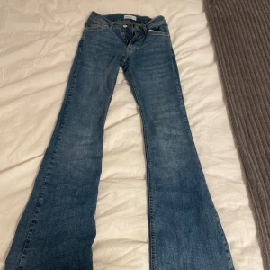 Blå bootcut jeans från Ginatricot  - Snygga low waist bootcut jeans från Gina! Aldrig använda, säljer då de är för små för mig. Som nya och har inga defekter!