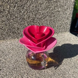 Someday by Justin Bieber parfym - Säljer en Someday by Justin Bieber parfym med en rund glasflaska i rosa och lila toner. Locket är format som en blomma i flera lager av rosa och rött plast. Doften är söt och ungdomlig. Samlar objekt.  Typ halva kvar.