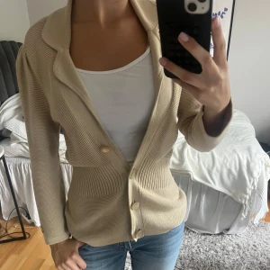 Beige kofta  - Jätte snygg beige kofta från Stockholm LM. Köptes för ett tag sedan men inte riktigt min stil. Väldigt fint skick. 