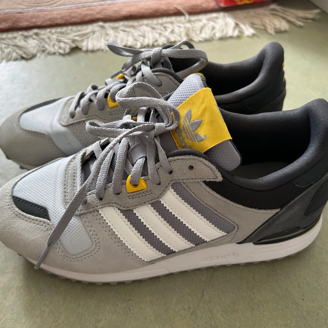 Nya Grå Adidas sneakers med gula detaljer