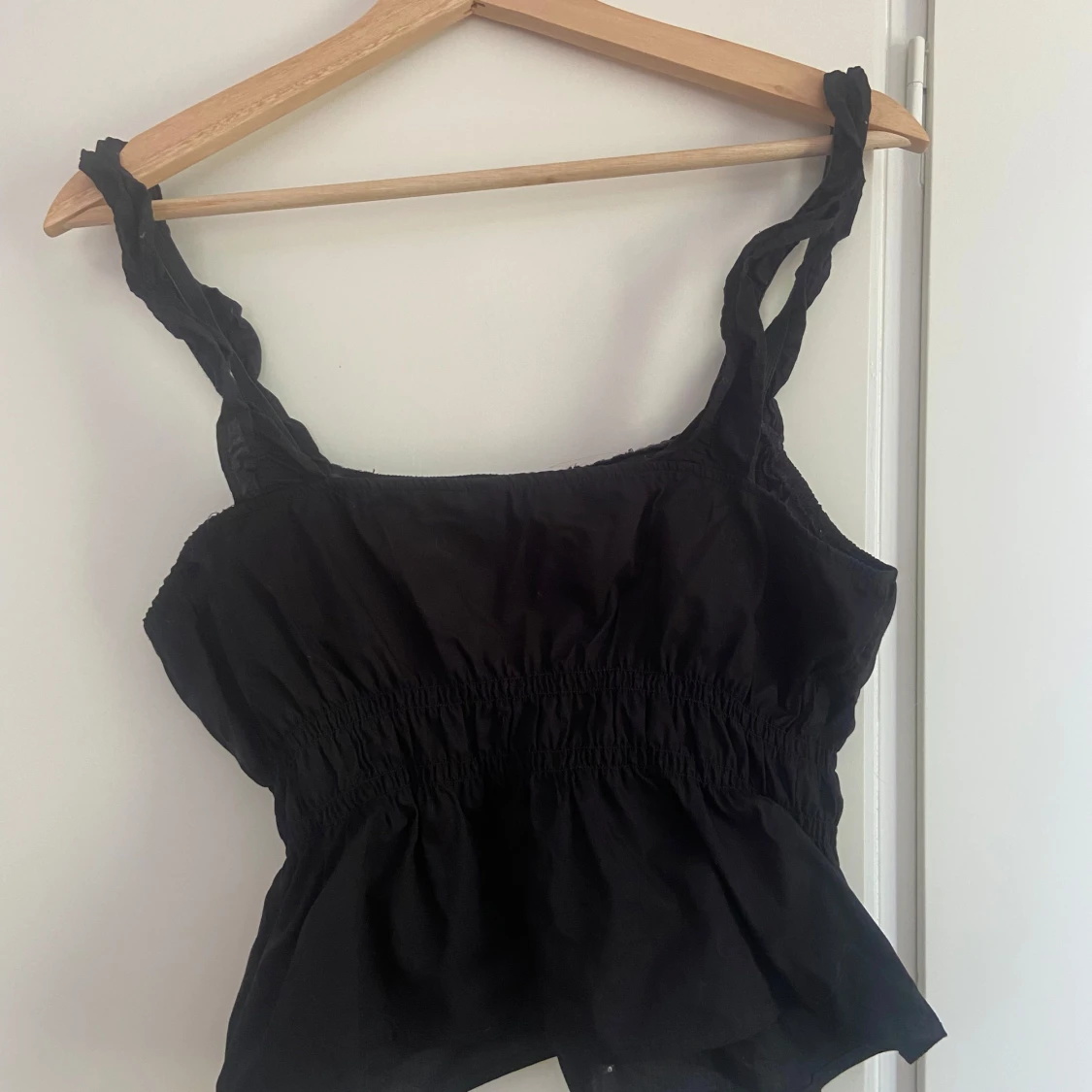 Svart linnetopp med twistade axelband - 1