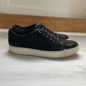 Lanvin skor  - Tja! Säljer mina väldigt fräscha Lanvin skor i Uk8 som motsvarar 41-42 sitter som 42, dem är i fint skick de ända är att de är ett litet jack i captoen som ni ser på sista bilden men inget man tänker på, hör av er vid frågor elelr funderingar, osv skriv vid minska lilla fundering🙌🙌