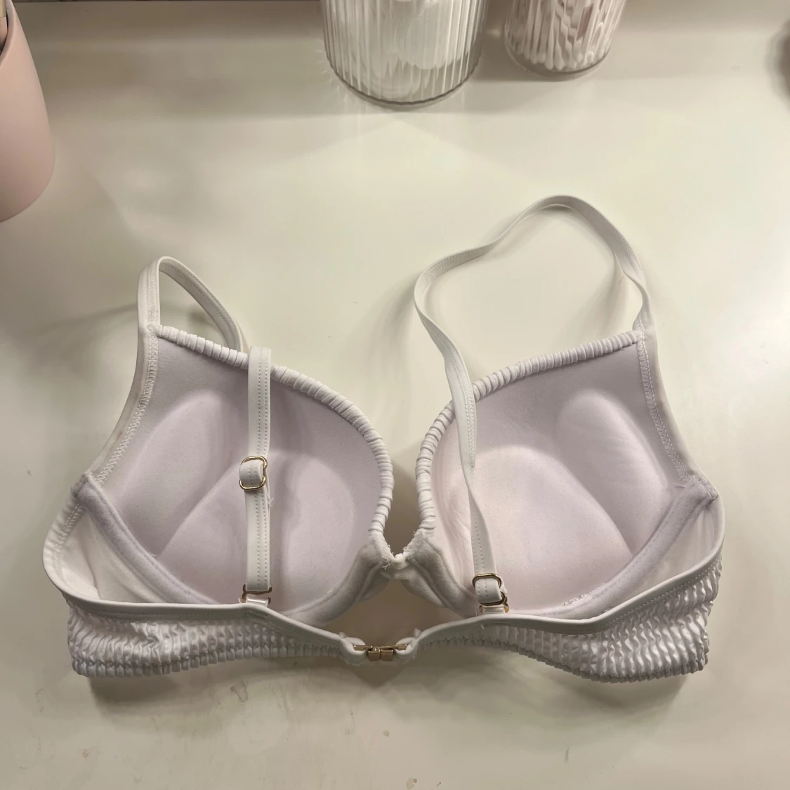 Vit ribbad bikiniöverdel med vaddering - 1