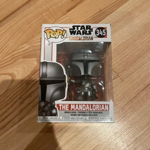 The Mandalorian - Öppnad men har legat i boxen hela tiden och den är i bra skick.                                  Cool Funko Pop! figur av The Mandalorian från Star Wars-serien. Perfekt för fans och samlare som vill ha något unikt på hyllan. Snygg design och originalförpackning – ett måste för dig som älskar popkultur och äventyr!