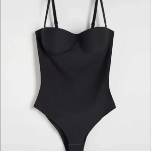  body från H&M - Body som liknar den från H&M, märket reserved. Jätte snygg i storlek S men passar XS och 75B. Band medföljer och den är i bra skick! (De tre sista bilderna är bodyn i en annan färg så man ser bättre hur den sitter på!)