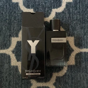 Yves Saint Laurent Y Eau de Parfum 100ml - Y Eau de Parfum från Yves Saint Laurent i en stilren svart glasflaska med metallisk silverdetalj och logotyp. Flaskan rymmer 100 ml och har en modern, maskulin design med tydlig Y-dekor framtill. Kommer med originalkartong. Parfymen är sprayat 1 gång priset kan sänkas bara skriv till mig så kan vi diskutera hur mycket priset kan sänkas 