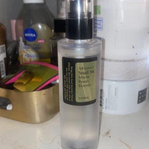 COSRX Snail 96 Mucin Power Essence - COSRX Advanced Snail 96 Mucin Power Essence är en genomskinlig ansiktsessens i en stilren plastflaska med pump. Innehåller 96% snigelsekretfiltrat som återfuktar och ger glow till huden. Perfekt för dig som vill ha en mjuk och återfuktad känsla.  Säljer nu det för att det inte funkade på min hy använt 2 gånger men inget som märks 💕