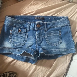 Lågmidjade jeansshorts  - Säljer nu min mammas gamla shorts från lång tid tillbaka, dom är lågmidjade och har inga synliga skador eller liknande väldigt bra skick. Osäker på storleken men skulle nog passa nån med storlek M/L eller någon med lite större bakdel.. skriv privat för mer information!🩷