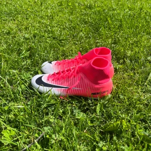 Nike Mercurial fotbollsskor - Säljer dessa nike mercurials storlek 41. Dom är i ett väldigt gott skick och dobbarna är för gräs. 