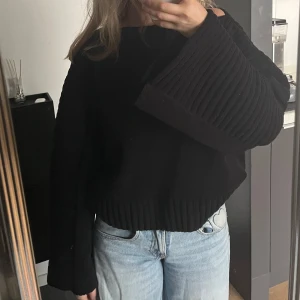 Svart stickad tröja  - Svart stickad tröja från Gina tricot aldrig använd storlek S💕🌸