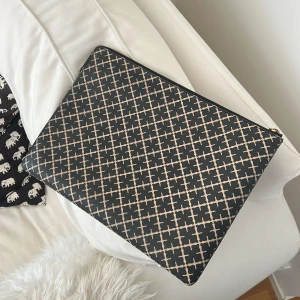 By malene birger datorväska -  Säljer min fina datorväska från By Malene Birger då den inte kommer till användning längre💞💞