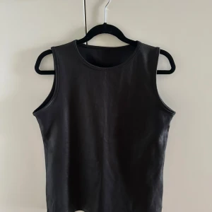 Svart vintage topp oanvänd - Svart topp i storlek M från sent 90-tal. Enkel och tidlös modell som funkar till många olika stilar.