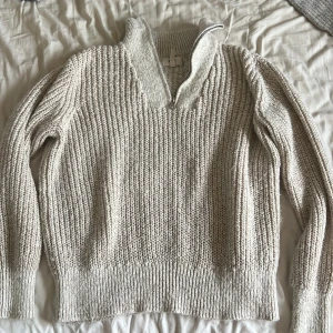 Beige stickad half zip-tröja Object - Säljer en beige stickad tröja från Object i storlek S. Tröjan har en hög krage med half zip-dragkedja och långa ärmar. Perfekt för lager-på-lager och chill höst- och vinterstil. Ribbade muddar och avslut för extra cozy känsla.