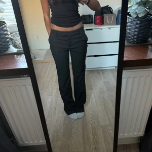 Svarta kostymbyxor  - Snygga svarta kostymbyxor från Zara med  raka ben. Byxorna har hällor för bälte, dold dragkedja och knappstängning i midjan. Aldrig använda🩷