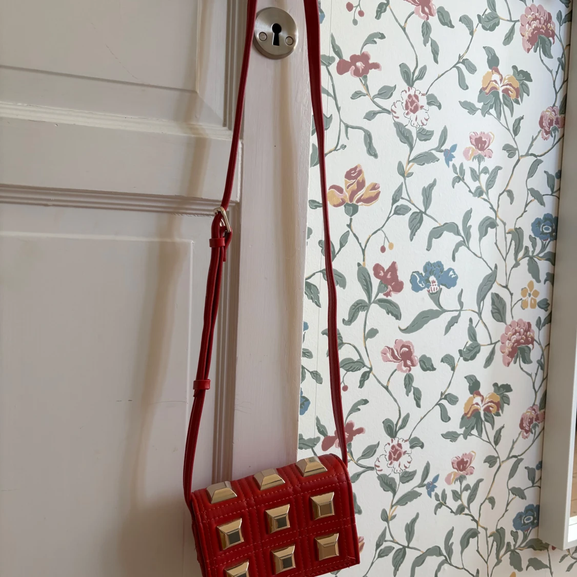 Röd/orange axelväska med guldiga nitar - 2