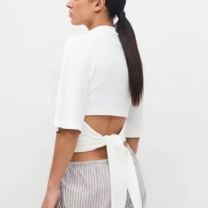 Trendig tröja med knyt💕 - Säljer en vit topp med knyt i ryggen. Toppen har halvlånga ärmar och öppen rygg, vilket ger en fräsch och trendig look. Nypris 299 kr💕🌸