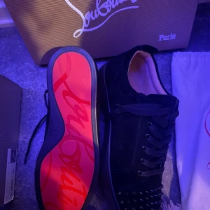 Christian Louboutin skor (herr)  - Säljer ett par exklusiva Christian Louboutin herrskor i storlek 46. Skorna är i princip helt nya – endast använda en gång och det syns inte alls.  Kvitto finns och medföljer vid köp. Även original skosnören och extra knappar följer med. Säljer den billigt, först till kvarn.  Säljes enbart för att de tyvärr är lite för små för mig. Endast seriösa köpare.  Nypris: 9 500kr  Mitt pris: 3000kr  Finns för avhämtning i Göteborg eller kan skickas mot fraktkostnad.  Hör av er vid intresse! Mvh Alex 