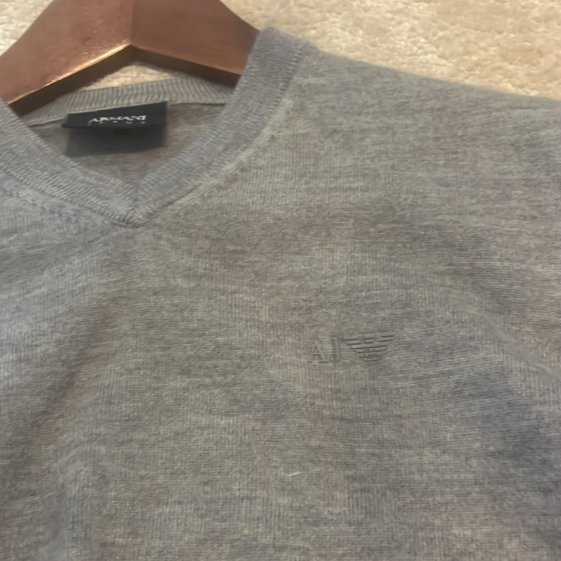 Grå v-ringad tröja från Armani Jeans - 3