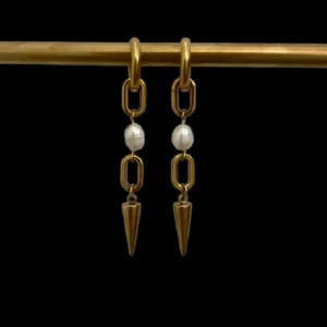 Guldiga örhängen med pärlor och spikes - Snygga örhängen i guldton med kedjelänkar, vita pärlor och coola spetsiga spikes längst ner. Perfekt accessoar för att lyfta din stil med en edgy touch och lite lyxig känsla.