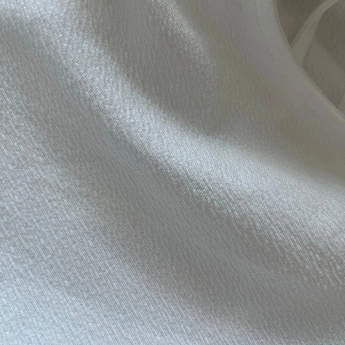 Vit klänning med draperad hals - 3