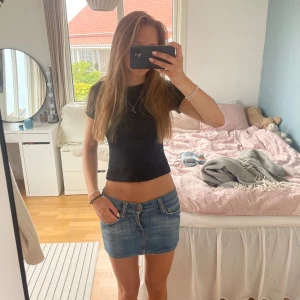 Jeanskjol - Söt lågmidjad jeanskjol💛