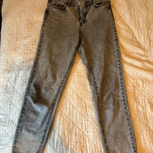 Gråa high waist jeans från Gina Tricot - Snygga grå jeans från Gina Tricot, modell Perfect Jeans. 