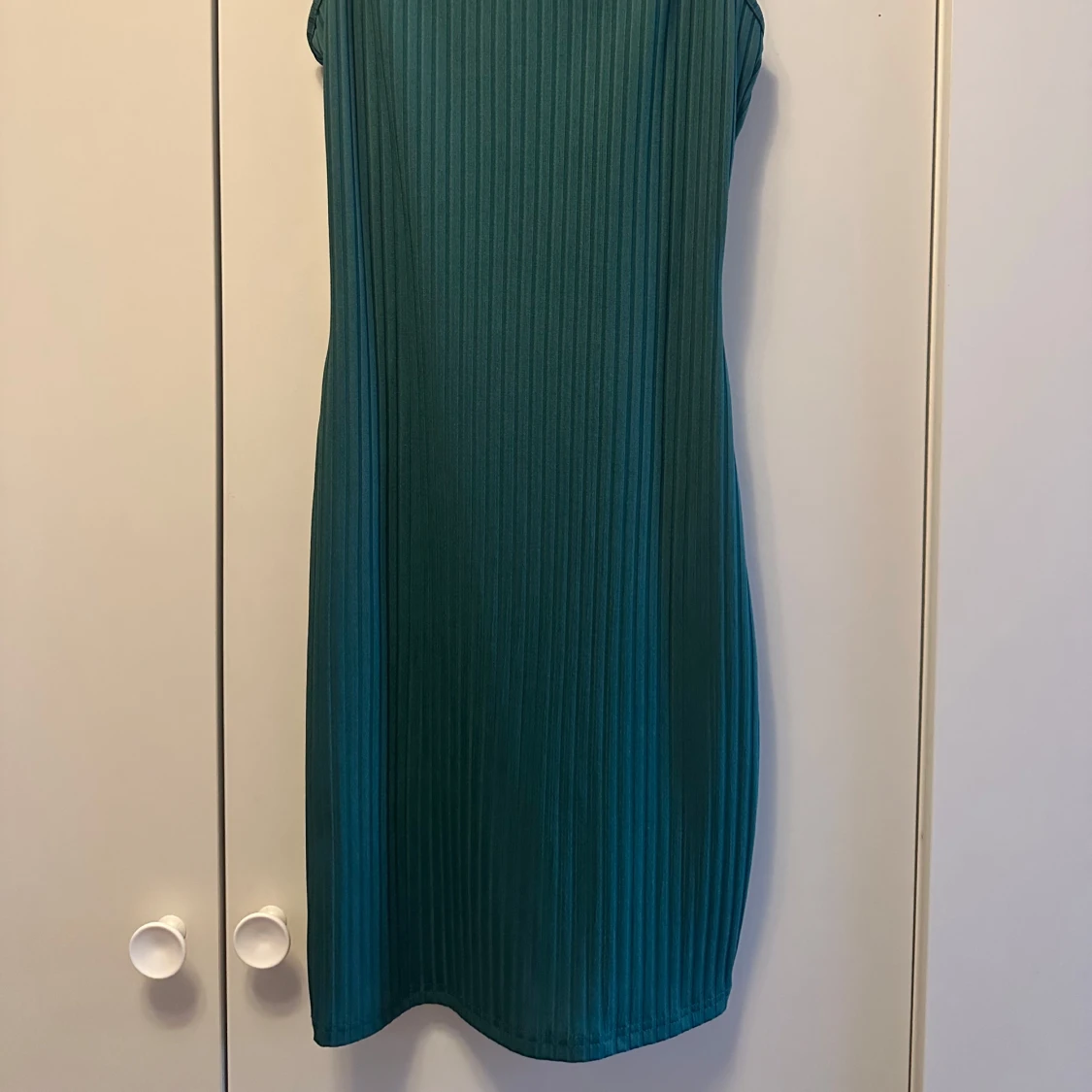 Grön  kortklänning med smala band - 1