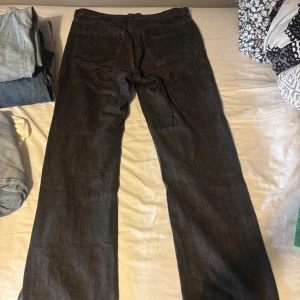 Svarta raka jeans från Weekday - Säljer ett par svarta jeans med raka ben. Jeansen har en mörk tvätt och är i modellen Space. Lite stora i storleken men med skärp så funkar dem bra