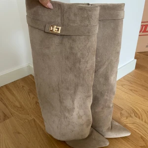 Overfolded boots - Super snygga overfolded boots! Använda en gång så är som nya! Storlek 39💘klacken är ca 9cm