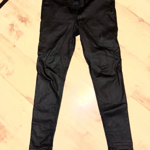 Byxor i skinnimitation - Svarta skinny jeans med klassisk femficksdesign och smal passform hela vägen ner. Snygga och enkla att matcha med det mesta. Perfekta för dig som gillar en tight siluett.
