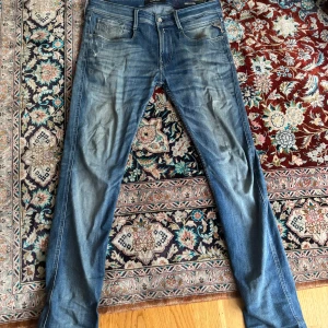 Replay anbass - Ett par schyssta anbass i bra skick, har lagat dem en gång men det bidrar bara med extra karaktär! Jeansen är sköna sitter bra och redo för en ny ägare. Nypriset på byxorna är ca 2000! Mitt pris kan diskuteras vid snabb och smidig affär!