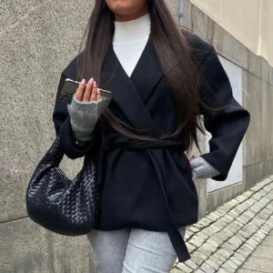 Svart kappa  - Svart kappa ifrån missay💓använd men fortfarande fin 