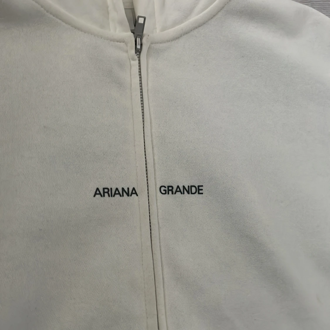 Vit Ariana Grande hoodie med tryck - 3