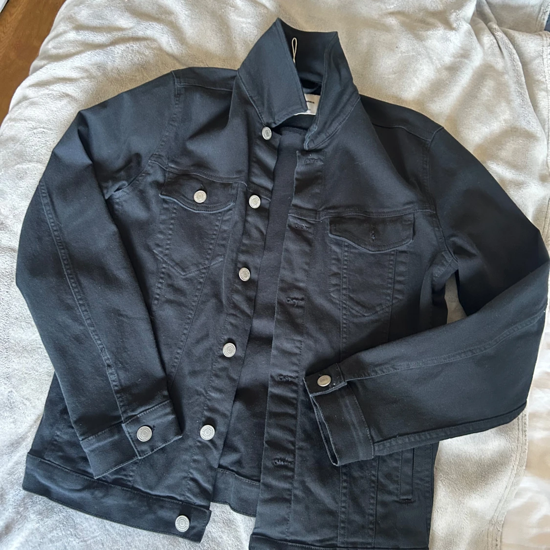 Svart jeansjacka med silvriga knappar